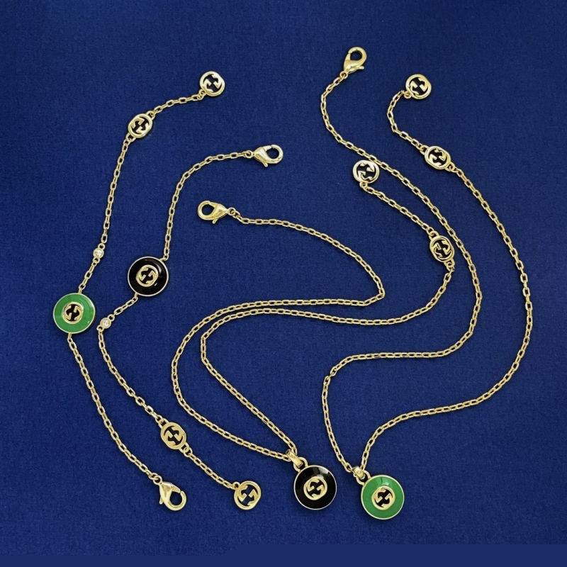 G*u*i necklaces